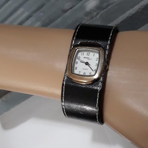 Awny Sports Cuff Watch Retro Desing and Look Works Women Watches Leather Band - Picture 1 of 8